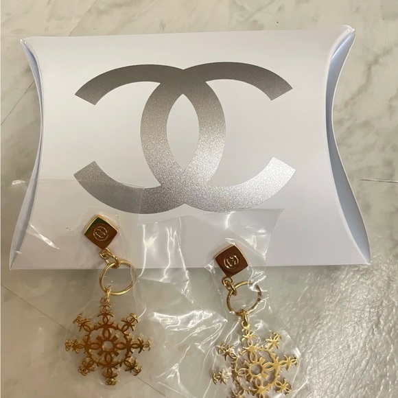 2/35$ Chanel snowflake logo charm - Picture 2 of 8